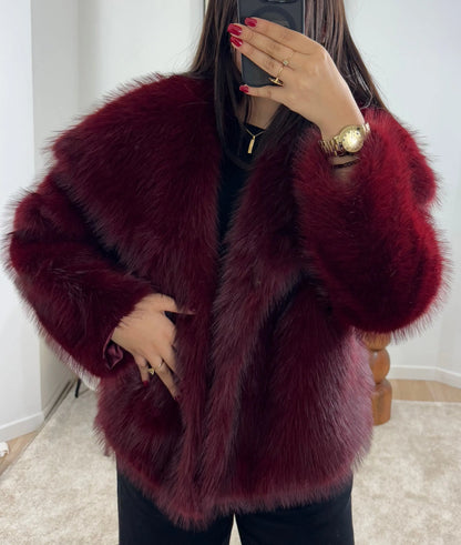 Manteau élégant bordeaux  avec col à revers

Découvrez notre manteau chic avec col à revers, parfait pour ajouter une touche d’élégance à votre garde-robe. Doté de manches longues et de poches discrètes sur les côtés, il se ferme avec des boutons à pression dissimulés pour un look épuré. Sa doublure en polyester assure un confort supplémentaire, tandis que le tissu doux et confortable vous protège des intempéries. Disponible en deux tailles : S/M (longueur 58 cm, largeur 60 cm) et L/XL (longueur 60 cm, la