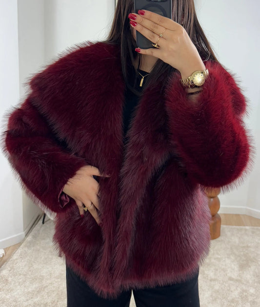 Manteau élégant bordeaux  avec col à revers

Découvrez notre manteau chic avec col à revers, parfait pour ajouter une touche d’élégance à votre garde-robe. Doté de manches longues et de poches discrètes sur les côtés, il se ferme avec des boutons à pression dissimulés pour un look épuré. Sa doublure en polyester assure un confort supplémentaire, tandis que le tissu doux et confortable vous protège des intempéries. Disponible en deux tailles : S/M (longueur 58 cm, largeur 60 cm) et L/XL (longueur 60 cm, la