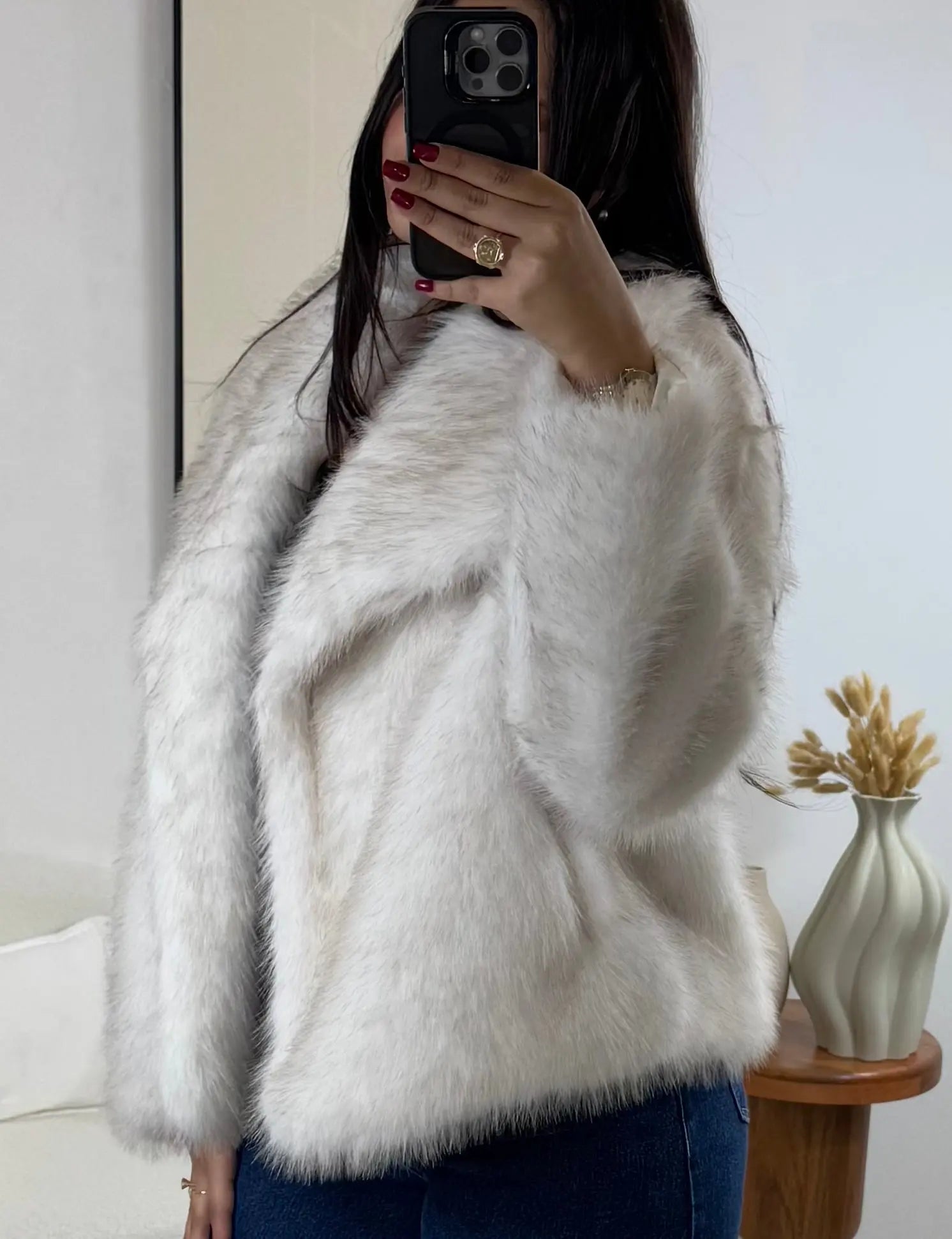 Manteau élégant blanc crème avec col à revers

Découvrez notre manteau chic avec col à revers, parfait pour ajouter une touche d’élégance à votre garde-robe. Doté de manches longues et de poches discrètes sur les côtés, il se ferme avec des boutons à pression dissimulés pour un look épuré. Sa doublure en polyester assure un confort supplémentaire, tandis que le tissu doux et confortable vous protège des intempéries. Disponible en deux tailles : S/M (longueur 58 cm, largeur 60 cm) et L/XL (longueur 60 cm, la
