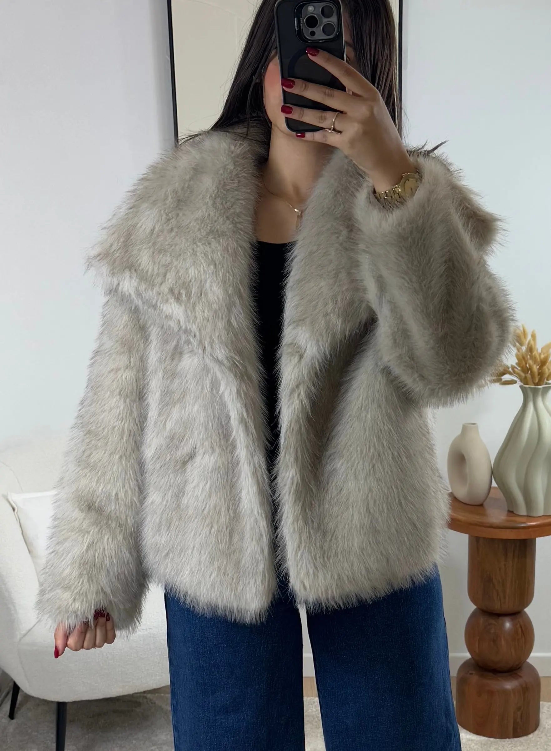 Manteau élégant taupe avec col à revers

Découvrez notre manteau chic avec col à revers, parfait pour ajouter une touche d’élégance à votre garde-robe. Doté de manches longues et de poches discrètes sur les côtés, il se ferme avec des boutons à pression dissimulés pour un look épuré. Sa doublure en polyester assure un confort supplémentaire, tandis que le tissu doux et confortable vous protège des intempéries. Disponible en deux tailles : S/M (longueur 58 cm, largeur 60 cm) et L/XL (longueur 60 cm, la