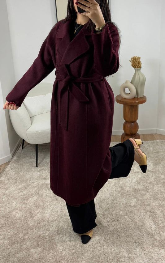 Manteau en laine à col à revers avec ceinture ajustable

Optez pour l’élégance et le confort avec notre manteau en laine à col à revers. Doté d’une ceinture ajustable et de manches longues, ce manteau est parfait pour vous garder au chaud tout en ajoutant une touche de sophistication à votre tenue. Fabriqué à la main, il allie qualité et style pour les journées fraîches. Un incontournable pour votre garde-robe d’hiver !