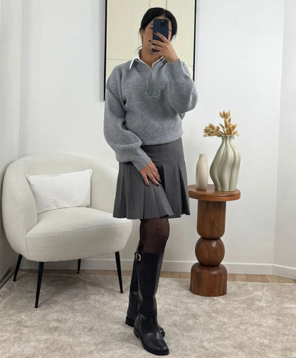 Jupe plissée élégante en maille épaisse, couleur gris, conçue pour un confort optimal et un ajustement parfait. Idéale pour un look chic et décontracté.
