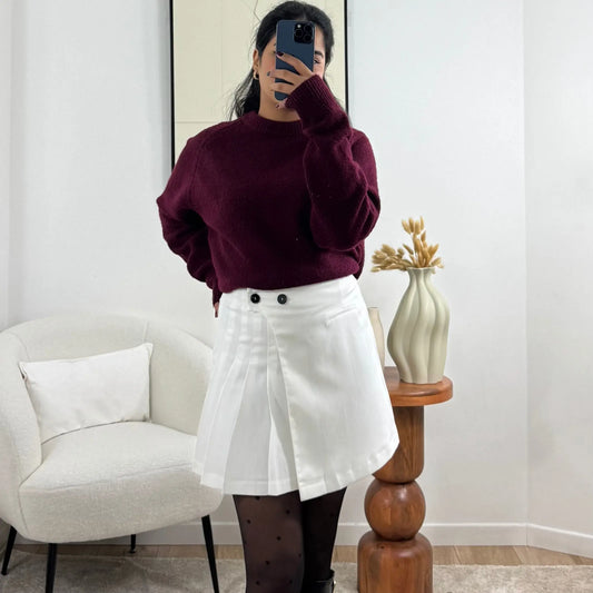 Minijupe blanche élégante avec détails plissés

Adoptez un style moderne et confortable avec notre minijupe blanche au design à rabat boutonné. Ses détails plissés ajoutent une touche d’élégance, tandis que la poche passepoilée à l’avant offre une fonctionnalité pratique. Dotée d’une fermeture éclair dissimulée au dos pour un enfilage facile, cette jupe est également disponible en noir. Un must-have pour toutes les occasions !