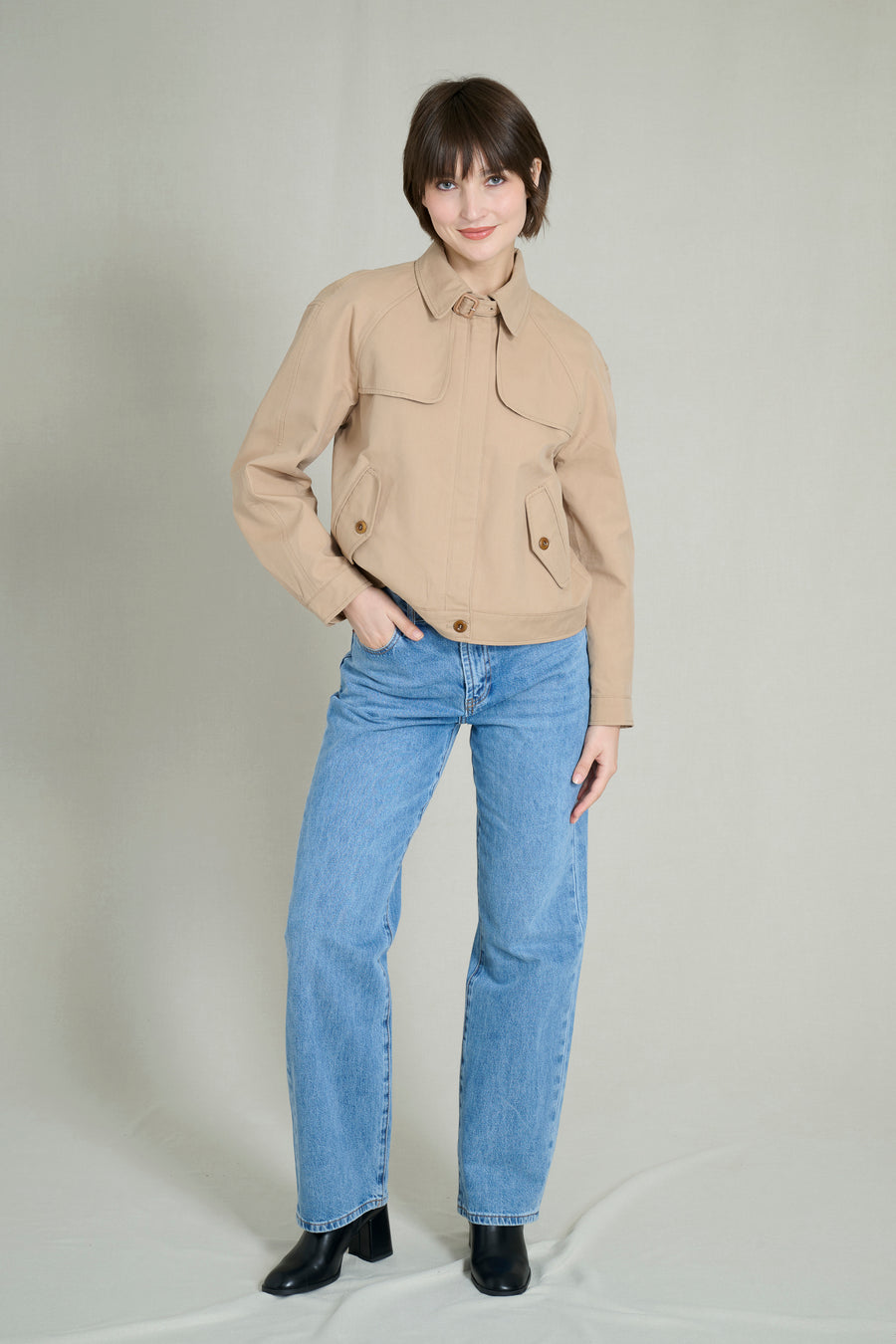 Trench courte beige avec col à cordons