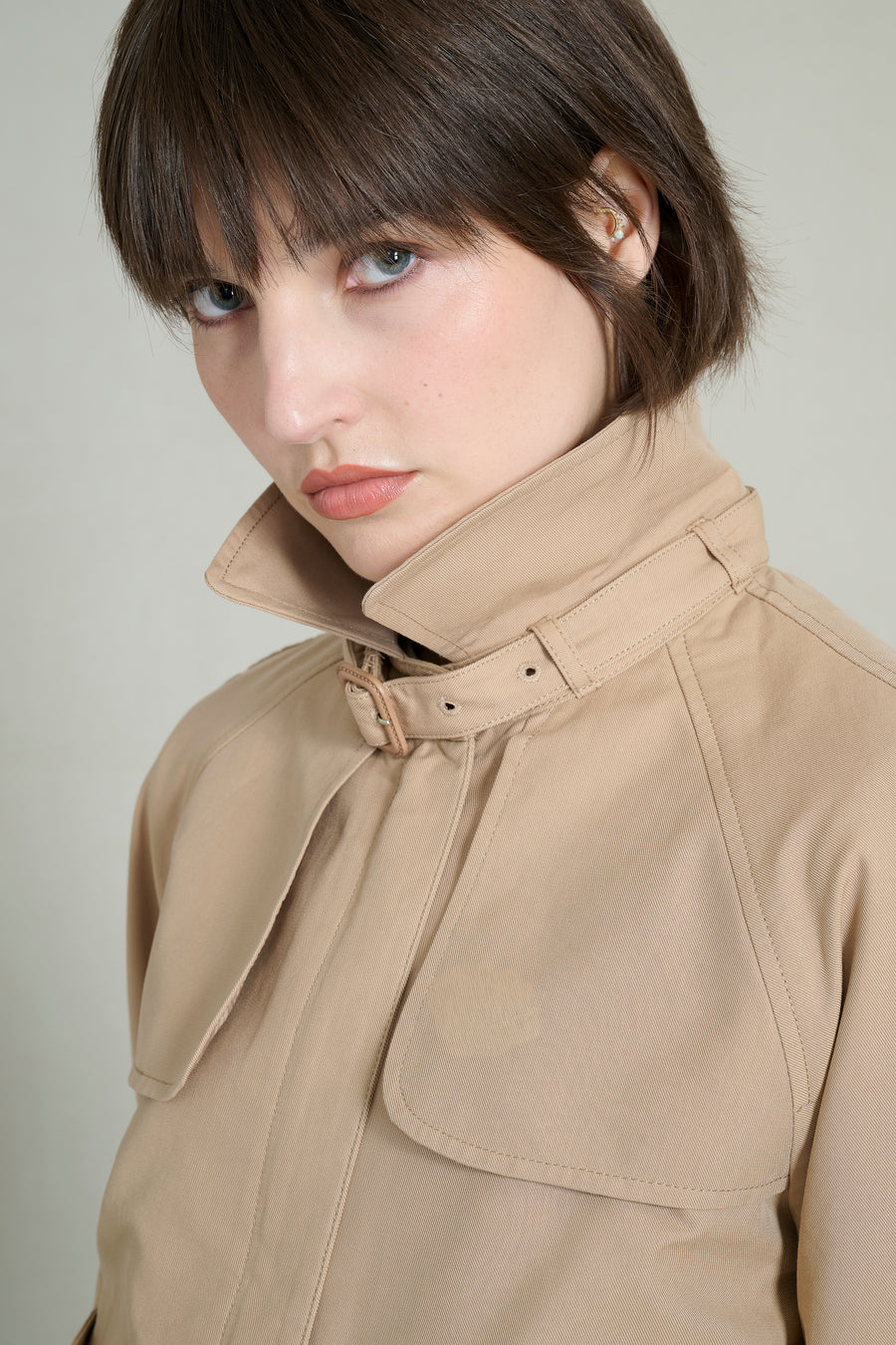 Trench courte beige avec col à cordons