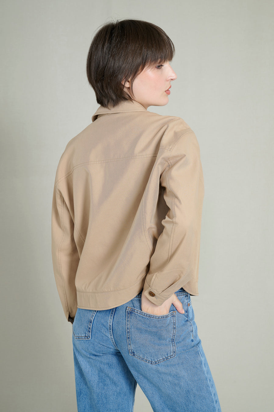 Trench courte beige avec col à cordons