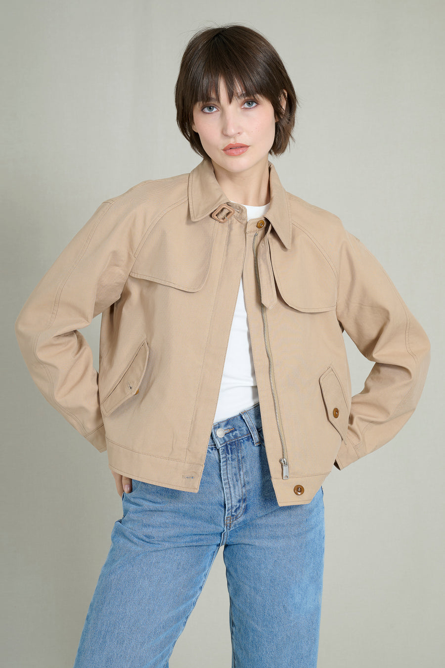 Trench courte beige avec col à cordons