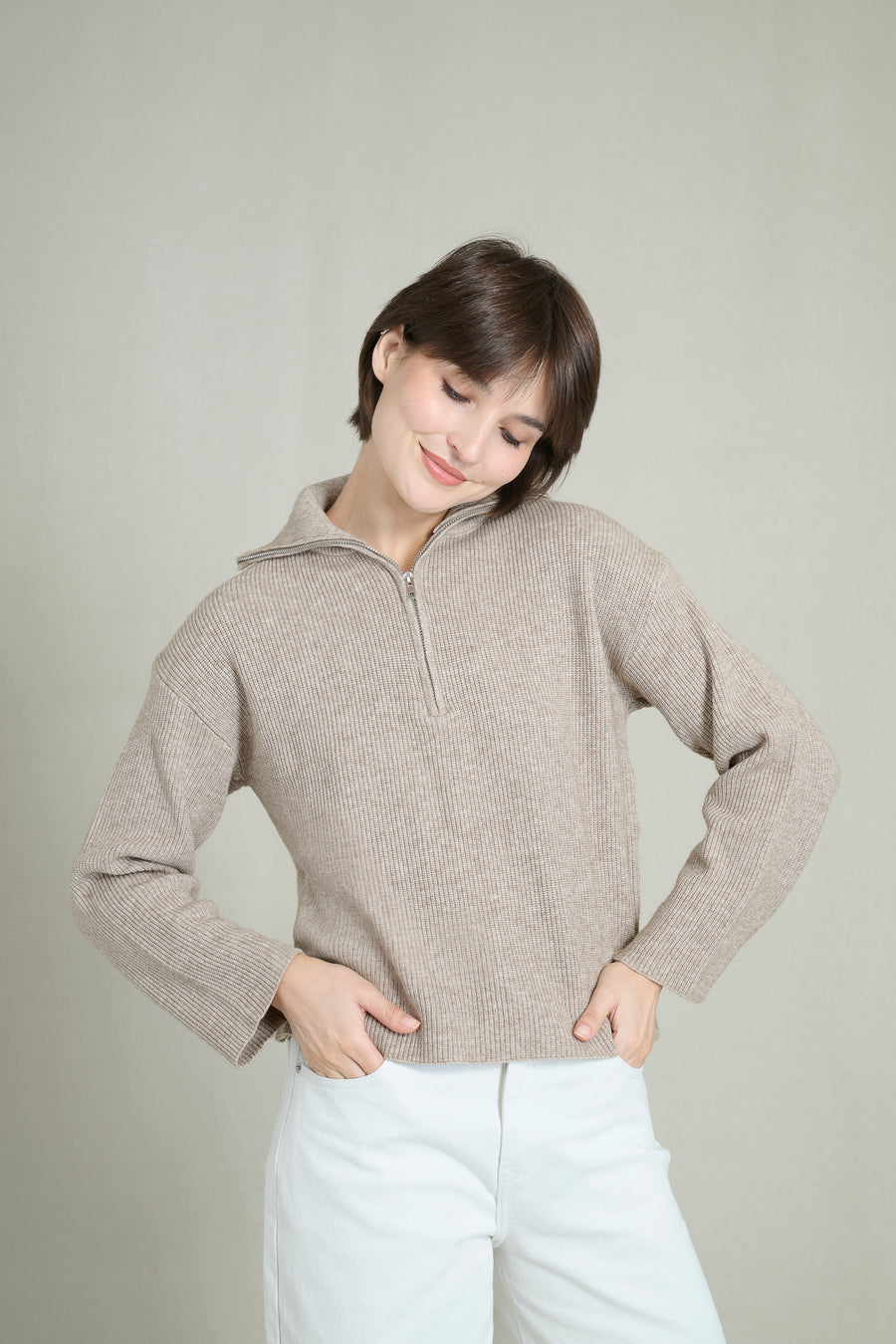Pull court col zippé beige chiné