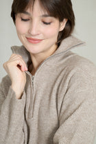 Pull court col zippé beige chiné