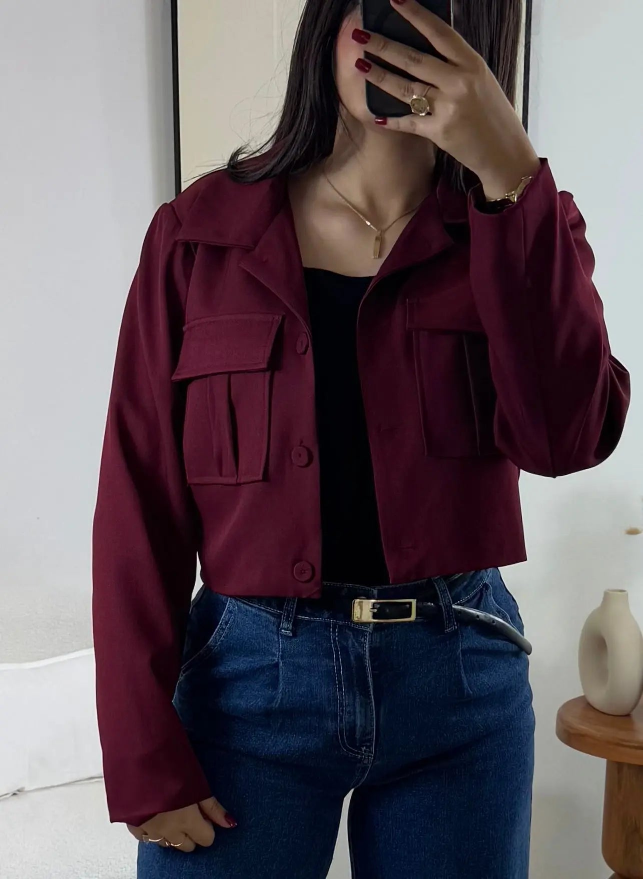 Veste courte au style contemporain en bergundy

Affichez un look moderne avec notre veste courte au style contemporain, parfaite pour ajouter une touche d’audace à votre garde-robe. Dotée de grandes poches plaquées à l’avant, elle allie praticité et élégance. Sa fermeture avec boutons confère un aspect chic, idéal pour les occasions décontractées ou habillées. Disponible en couleur bergundy, cette veste est un incontournable pour celles qui souhaitent allier confort et style avec sophistication.
