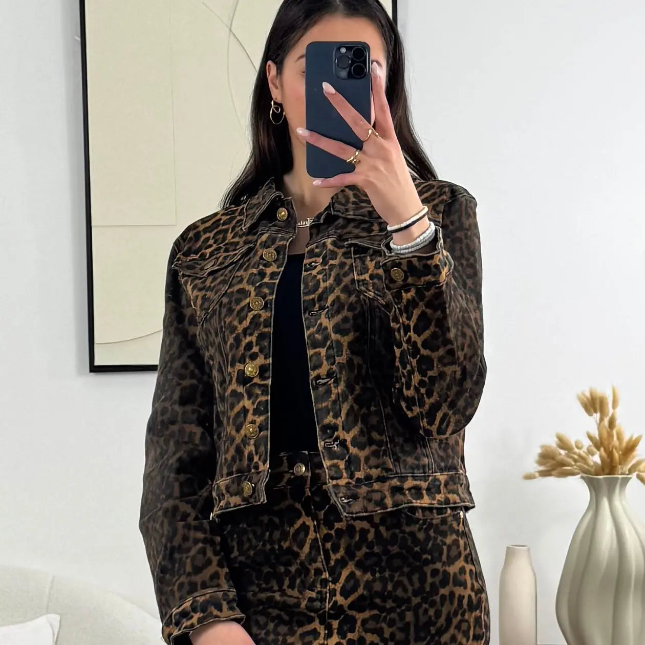 VESTE LÉO Noza & Co

Veste en jean à motif léopard audacieuse

Affichez votre style contemporain avec notre veste en jean à motif léopard, qui allie audace et modernité. Sa coupe courte et son col à revers lui confèrent une allure chic, tandis que les poignets boutonnés ajoutent une touche raffinée. Dotée de deux poches à rabat boutonnées sur la poitrine et de manches longues, cette veste est à la fois pratique et tendance. Avec une longueur de 52 cm, elle se marie parfaitement avec une jupe en jean léopar

