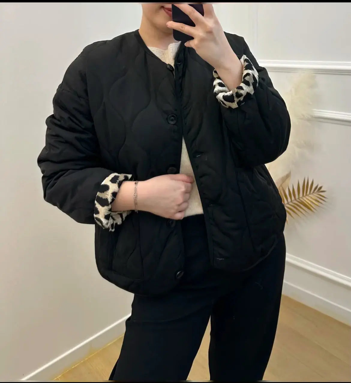 Veste matelassée noire avec doublure léopard audacieuse

Osez le style avec notre veste matelassée noire, qui se distingue par sa doublure en léopard, ajoutant une touche audacieuse à votre tenue. Sa fermeture avec boutons à l’avant assure une finition soignée, tandis que les deux poches avant offrent une fonctionnalité pratique. Conçue pour allier confort et tendance, cette veste est idéale pour affronter les journées fraîches avec style. Faites de cette pièce un incontournable de votre garde-robe pour un 