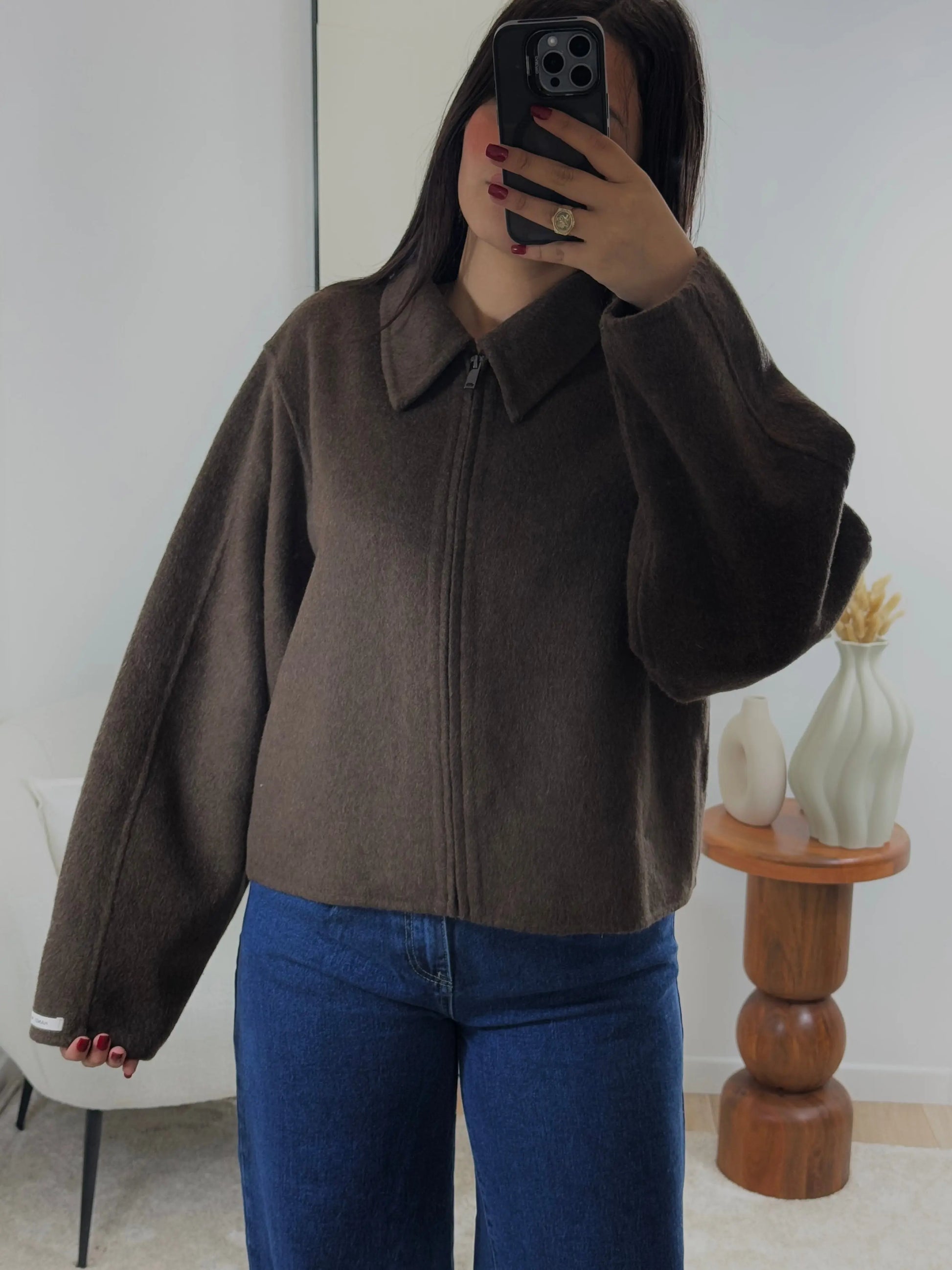 Veste en laine marron 100 % fabriquée à la main

Adoptez le style oversize avec notre veste en laine noire, conçue pour offrir un confort optimal. Sa fermeture éclair pratique facilite l’enfilage, tandis que les deux poches discrètes sur les côtés ajoutent une touche fonctionnelle. Fabriquée à la main, cette veste vous garde au chaud tout en vous offrant une sensation de confort inégalée. Un choix parfait pour les journées fraîches !
