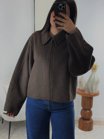 Veste en laine marron 100 % fabriquée à la main

Adoptez le style oversize avec notre veste en laine noire, conçue pour offrir un confort optimal. Sa fermeture éclair pratique facilite l’enfilage, tandis que les deux poches discrètes sur les côtés ajoutent une touche fonctionnelle. Fabriquée à la main, cette veste vous garde au chaud tout en vous offrant une sensation de confort inégalée. Un choix parfait pour les journées fraîches !
