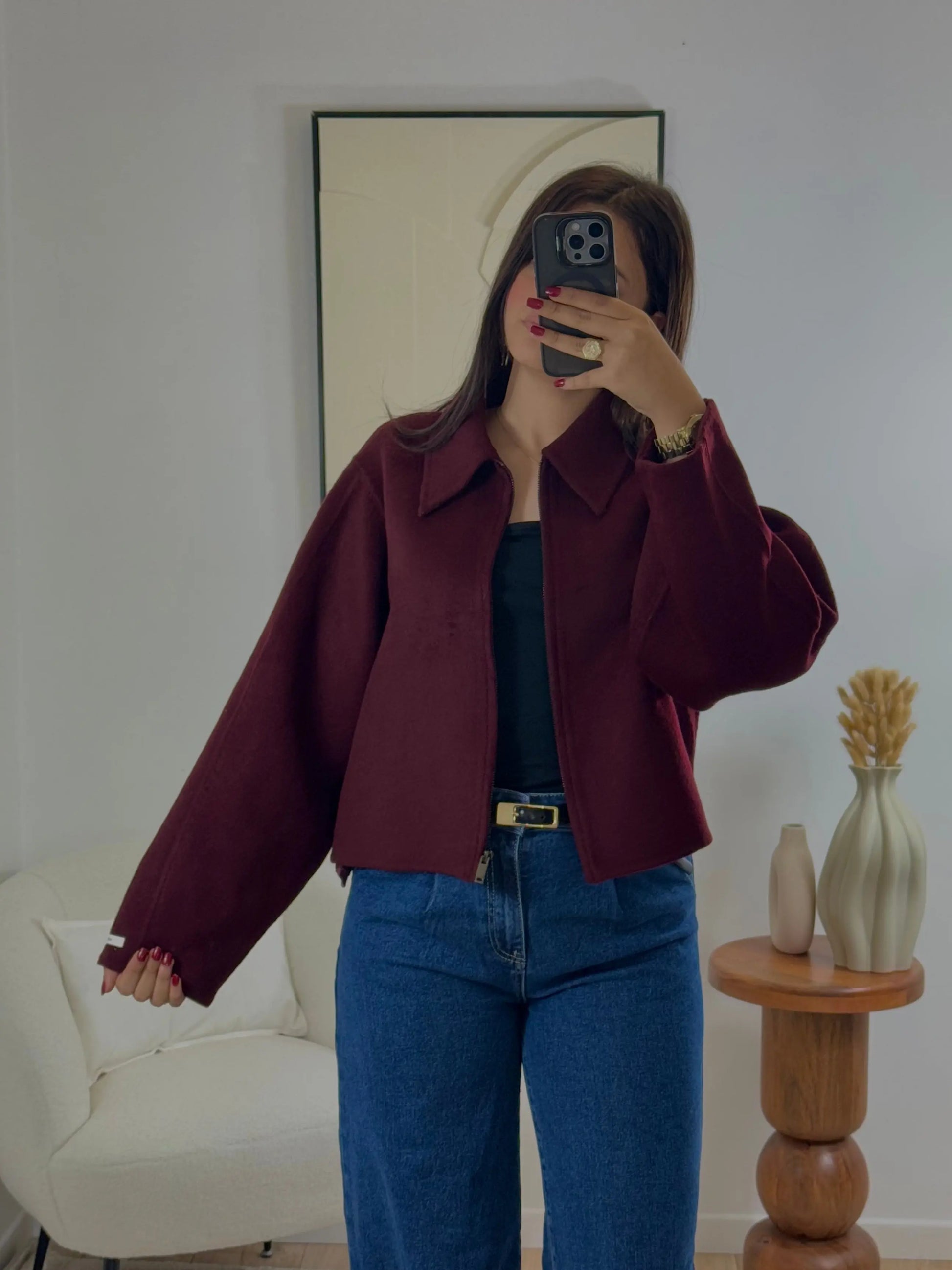 Veste en laine bergundy  100 % fabriquée à la main

Adoptez le style oversize avec notre veste en laine noire, conçue pour offrir un confort optimal. Sa fermeture éclair pratique facilite l’enfilage, tandis que les deux poches discrètes sur les côtés ajoutent une touche fonctionnelle. Fabriquée à la main, cette veste vous garde au chaud tout en vous offrant une sensation de confort inégalée. Un choix parfait pour les journées fraîches !
