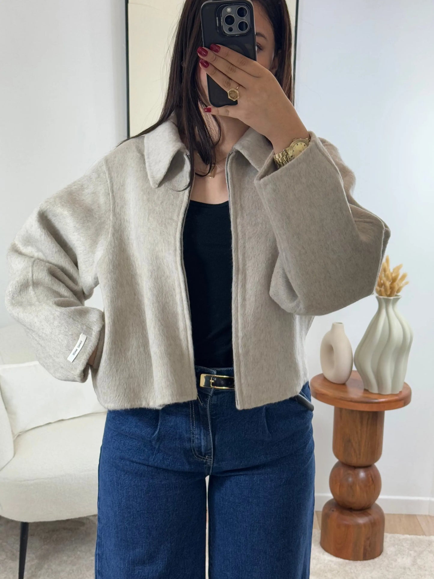 Veste en laine beige 100 % fabriquée à la main

Adoptez le style oversize avec notre veste en laine noire, conçue pour offrir un confort optimal. Sa fermeture éclair pratique facilite l’enfilage, tandis que les deux poches discrètes sur les côtés ajoutent une touche fonctionnelle. Fabriquée à la main, cette veste vous garde au chaud tout en vous offrant une sensation de confort inégalée. Un choix parfait pour les journées fraîches !

