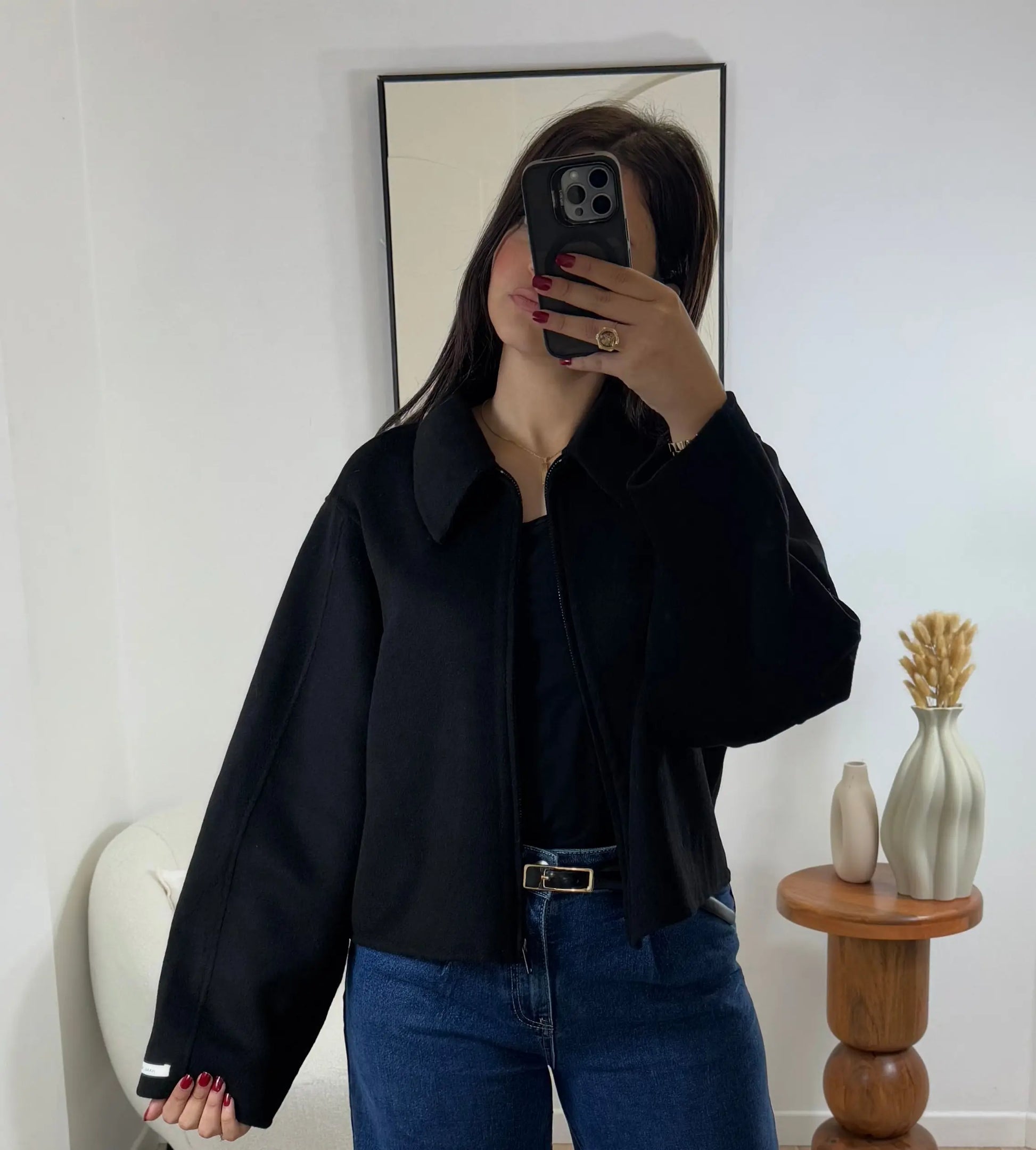 Veste en laine noire 100 % fabriquée à la main

Adoptez le style oversize avec notre veste en laine noire, conçue pour offrir un confort optimal. Sa fermeture éclair pratique facilite l’enfilage, tandis que les deux poches discrètes sur les côtés ajoutent une touche fonctionnelle. Fabriquée à la main, cette veste vous garde au chaud tout en vous offrant une sensation de confort inégalée. Un choix parfait pour les journées fraîches !
