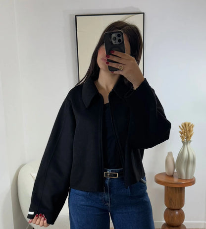 Veste en laine noire 100 % fabriquée à la main

Adoptez le style oversize avec notre veste en laine noire, conçue pour offrir un confort optimal. Sa fermeture éclair pratique facilite l’enfilage, tandis que les deux poches discrètes sur les côtés ajoutent une touche fonctionnelle. Fabriquée à la main, cette veste vous garde au chaud tout en vous offrant une sensation de confort inégalée. Un choix parfait pour les journées fraîches !
