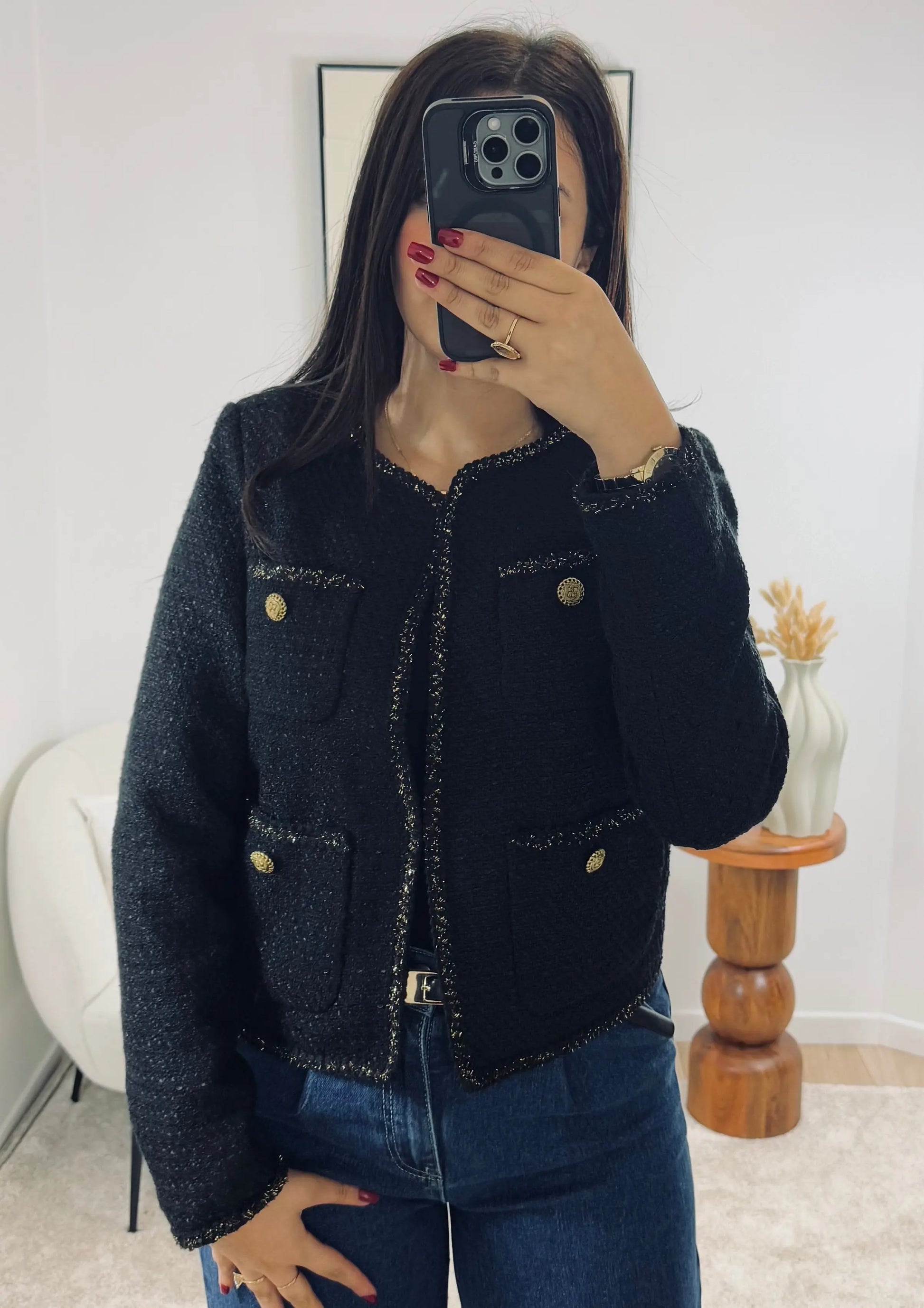 Veste élégante avec boutons dorés et boucle de fermeture

Ajoutez une note de sophistication à votre tenue avec notre veste ornée de boutons dorés, qui apportent une touche chic et raffinée. La petite boucle au milieu assure une fermeture élégante, tout en ajoutant un détail unique à cette pièce. Conçue pour s’adapter à diverses occasions, cette veste en polyester est un choix parfait pour compléter votre garde-robe avec style. Optez pour cette pièce intemporelle et affirmez votre élégance au quotidien.
